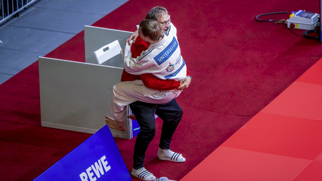 Auf dem Bild  springt ein Judo-Kämpfer aus Deutschland  seinem Trainer in die Arme.