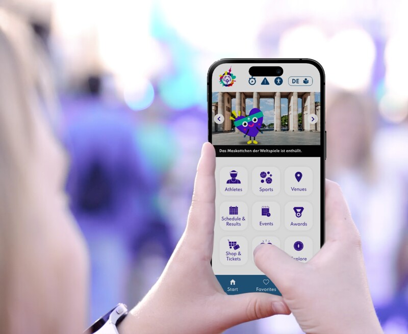 Auf dem Foto hält eine Person ihr Handy in den Händen, auf dem Display ist die Games App zu sehen.