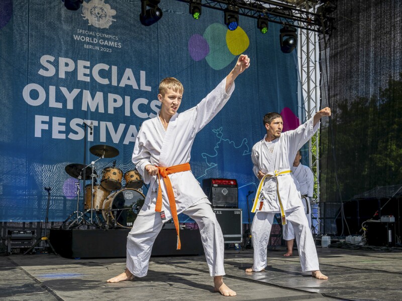 Das Foto zeigt zwei Judoka bei einer Vorführung auf der Bühne. Sie wirken konzentriert.
