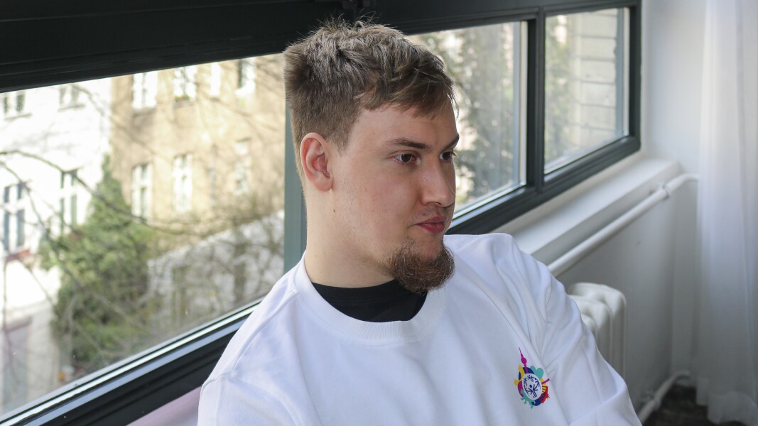 Auf dem Foto ist LOC-Mitarbeiter Maximilian Kröber zu sehen während einem Interview. Er sieht konzentriert aus.