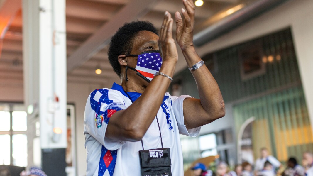 The photo shows U.S. athlete Loretta Claiborne as part of the Host Town Program before the official start of the World Games in Berlin. She claps her hands.