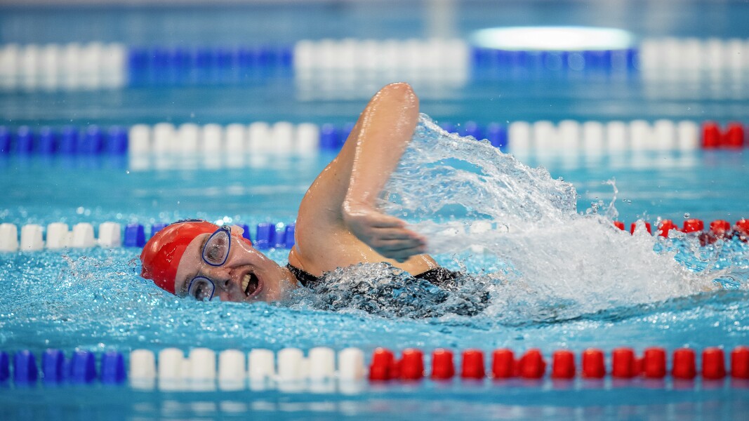 Das Foto zeigt eine Schwimmerin. Sie krault.