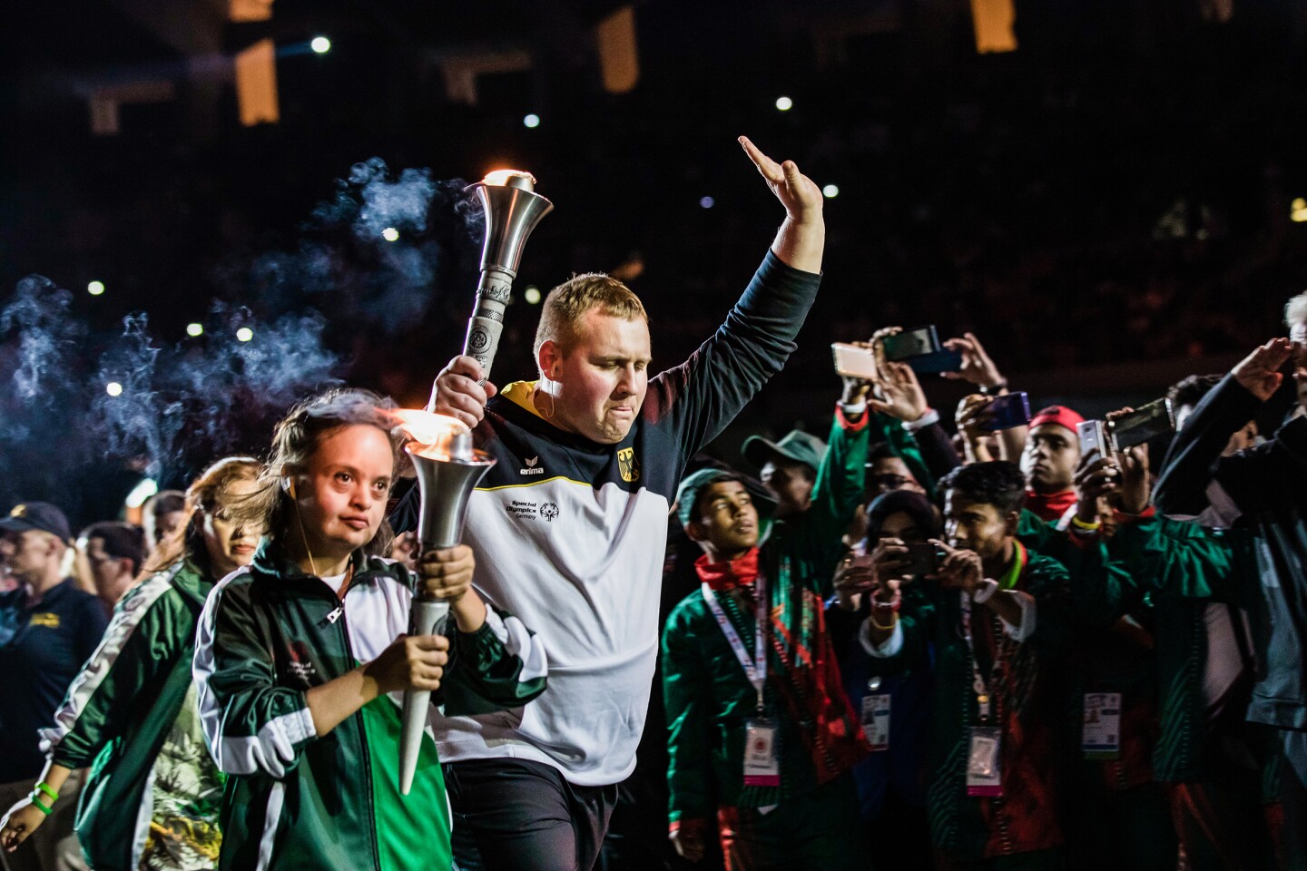 Auf dem Foto sieht man den SOD Athlet Dennis Mellentin mit dem Special Olympics Feuer in der Hand.