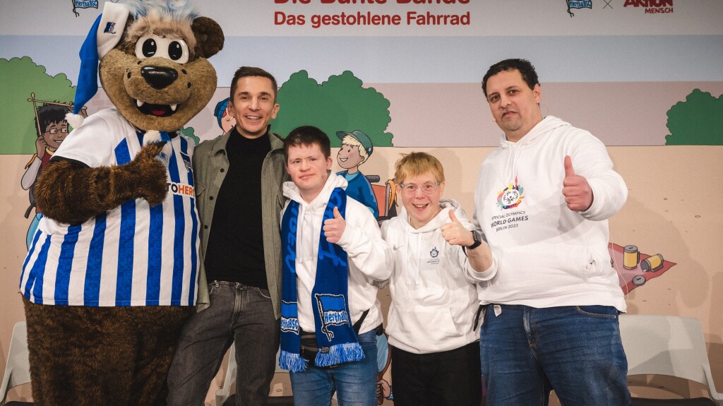 DE_Gruppenfoto mit Maskottchen nach der Inklusiven Lesung bei Hertha BSC