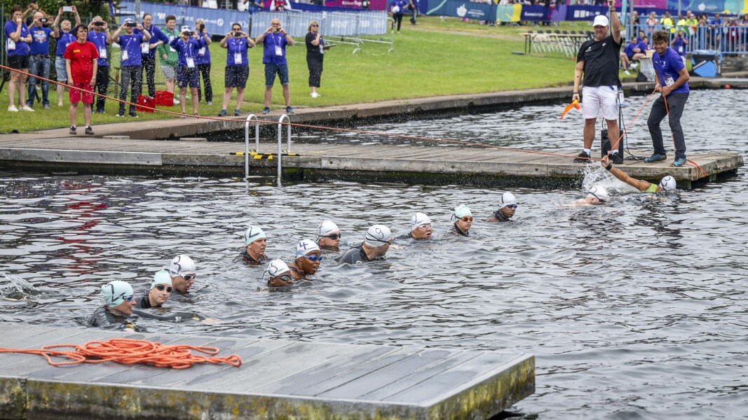 Das Foto zeigt den Start beim Freiwasserschwimmen im Rahmen der Weltspiele in Berlin.