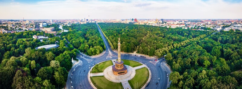 Das Foto zeigt die Siegessäule und den Tiergarten in Berlin aus der Vogelperspektive