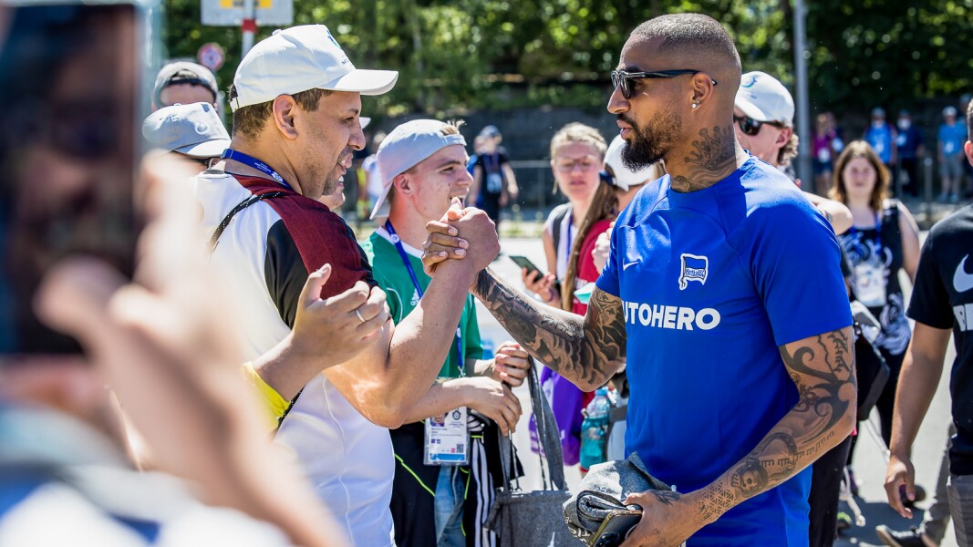 The photo shows Hertha professional player Kevin Prince Boateng greeting one of our athletes with a handshake.