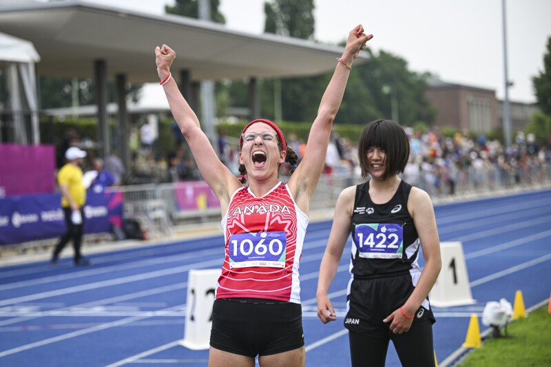 Auf dem Foto sind zwei Athlet*innen nach dem Einlauf von 800m zu sehen. Beide sind überglücklich.
