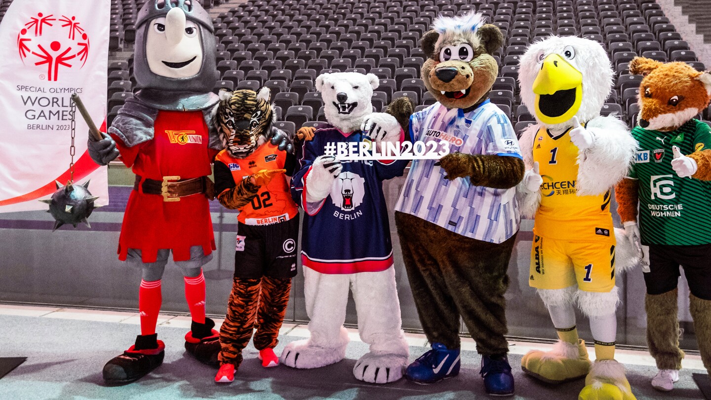 The photo shows the mascots of Berlin's professional sports clubs. They hold the hashtag Berlin 2023 in their hands.