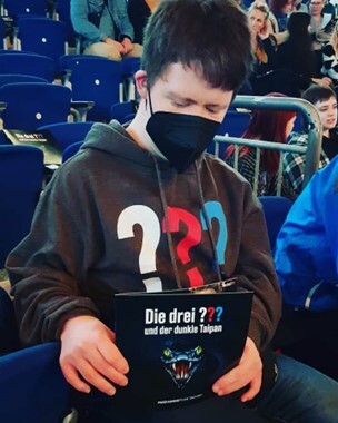 Das Foto zeigt Arthur Hackenthal mit einem "Die drei ???"-Pullover.