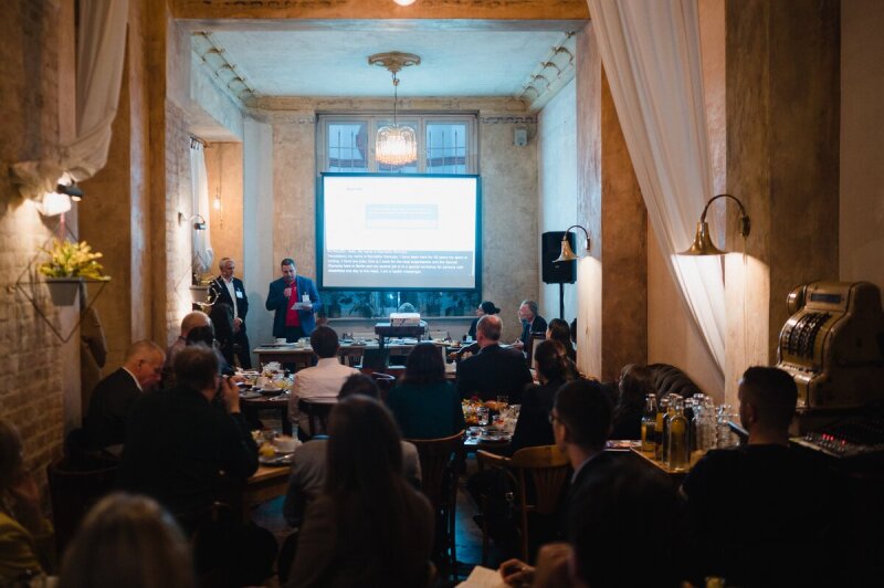 Das Foto zeigt eine Konferenz der Weltgesundheitsorganisation (WHO) im Rahmen des World Health Summit 2022 (Weltgesundheitsgipfel 2022), auf der SOD Gesundheitsbotschafter Reynaldo Montoya einen Vortrag hielt. Montoya steht mit einem Mikrofon in der Hand vor den Gästen und stellt seine Punkte vor.