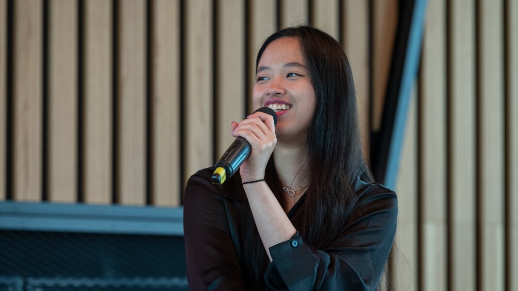 Auf dem Foto sieht man Claudia Emmanuela Santoso. Sie singt die Special Olympics Hymne bei der Eröffnungsfeier.
