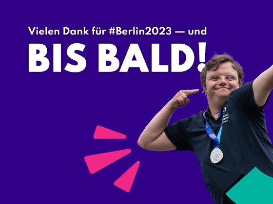 Das Bild ist eine Mischung aus farbenfrohen grafischen Elementen des World Games-Logos und einem Foto eines glücklich aussehenden Athleten während einer Madal-Zeremonie. Innerhalb des Bildes befindet sich eine Zeile mit der Aufschrift "Danke für #Berlin2023 — und bis bald!".
