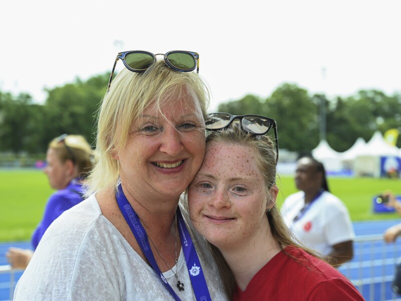 The photo shows mother Antje Röske with her daughter Tamara, who is an athlete at the World Games in Berlin. The two hold each other in their arms and look happily into the camera.