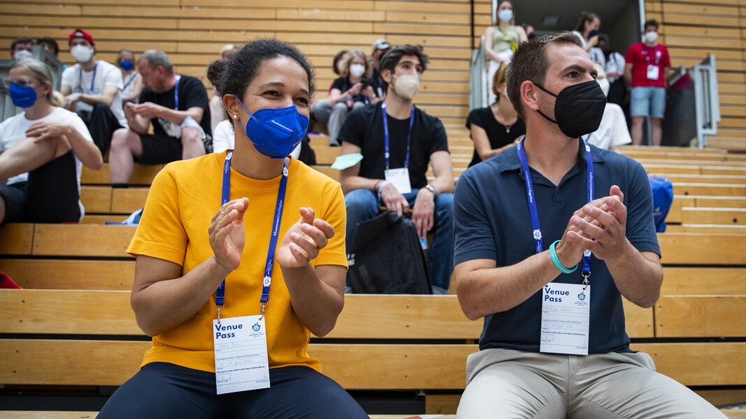 Das Foto zeigt Celia Sasic und Philipp Lahm auf der Tribüne beim Handball, beide klatschen in die Hände.