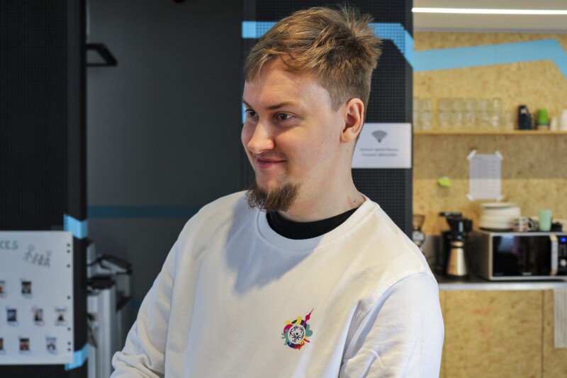 The photo shows Maximilan Kroeber. He looks relaxed and is grinning.