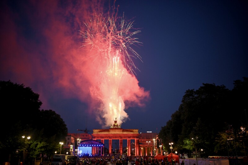 Das Foto zeigt das Feuerwerk über dem Brandenburger Tor zum Ende der Abschlussfeier der Special Olympics World Games Berlin 2023.
