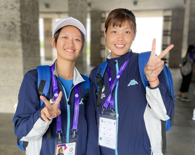 The photo shows two female athletes from the SO Chinese-Taipei delegation. They both show the "Peace Sign" with their hands and smile into the camera.