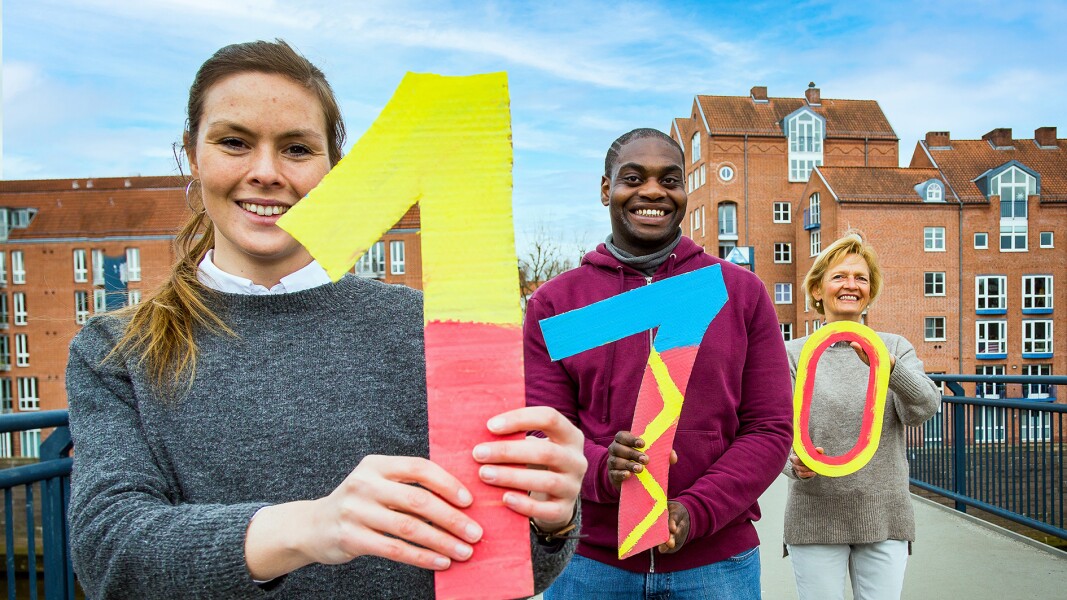 Auf dem Foto sind Projektleiterin Jennifer Schröder, Athlet Godfred Winnersbach und Susanne Jahn, Mitarbeiterin im Landesverband Bremen zu sehen.