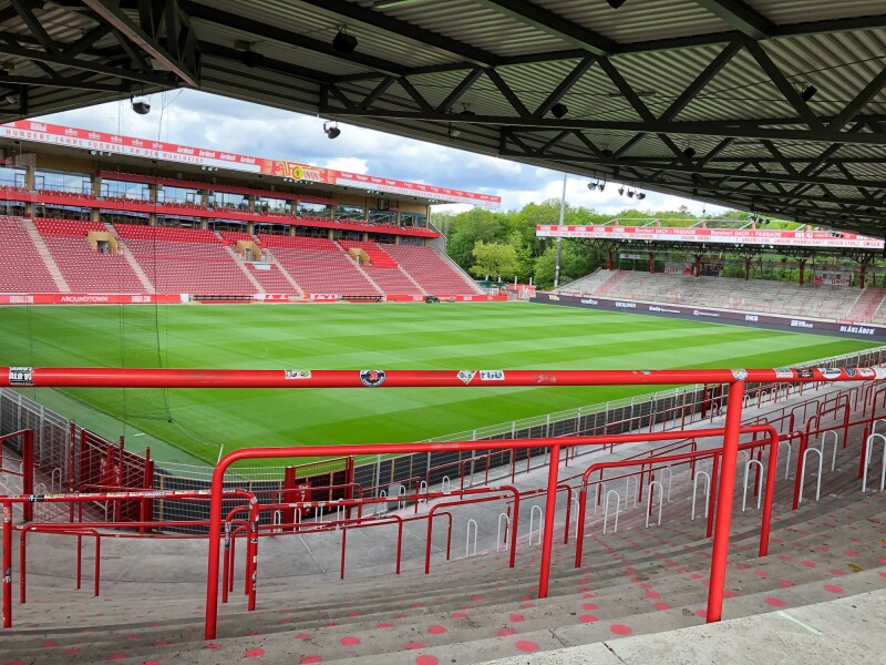 Das Foto zeigt das leere Stadion An der Alten Försterei inklusive des Fußballfeldes, auf dem der 1. FC Union beheimatet ist. 