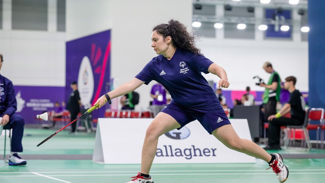 Auf dem Bild spielt eine italienische Athletin Badminton.