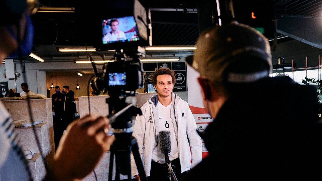 Das Foto zeigt eine Interviewsituation während des Events zur Bekanntgabe der Nominierten für Team SOD bei den Weltspielen. Der Mann, der interviewt wird, ist Teil der Delegation im Fußball.