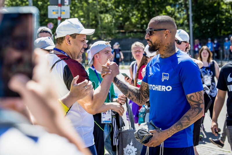 Auf dem Foto begrüßt der Hertha Profi-Spieler Kevin Prince Boateng einen unserer Athleten mit Handschlag.