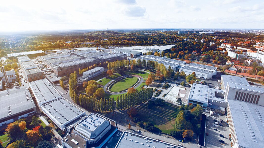 Das Foto zeigt den Sommergarten als Teil der Messe Berlin von oben und an einem schönen sonnigen Tag.