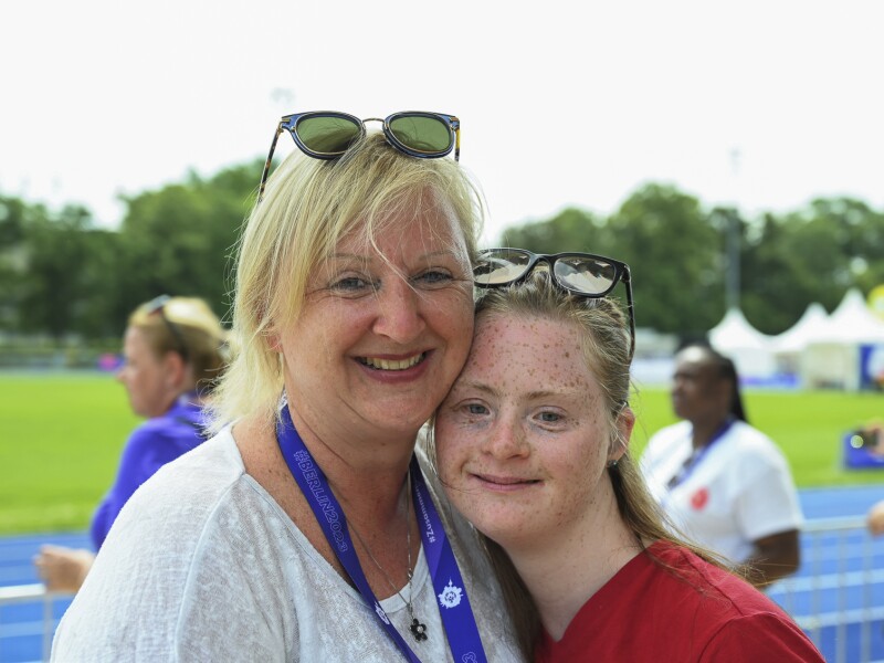 Das Foto zeigt Mutter Antje Röske mit ihrer Tochter Tamara, die als Athletin bei den Weltspielen in Berlin dabei ist. Die beiden halten sich im Arm und schauen glücklich in die Kamera.