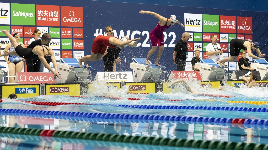 Special Olympics Athlet*innen springen beim FINA Weltcup in Berlin vom Startblock ins Wasser.