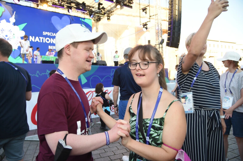 The photo shows Arthur Hackenthal with his girlfriend dancing at the Brandenburg Gate. Both seem very cheerful and relaxed.