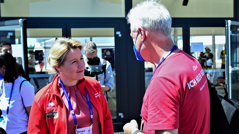 The photo shows the Governing Mayor of Berlin in conversation with volunteer Hartmut Augustin.