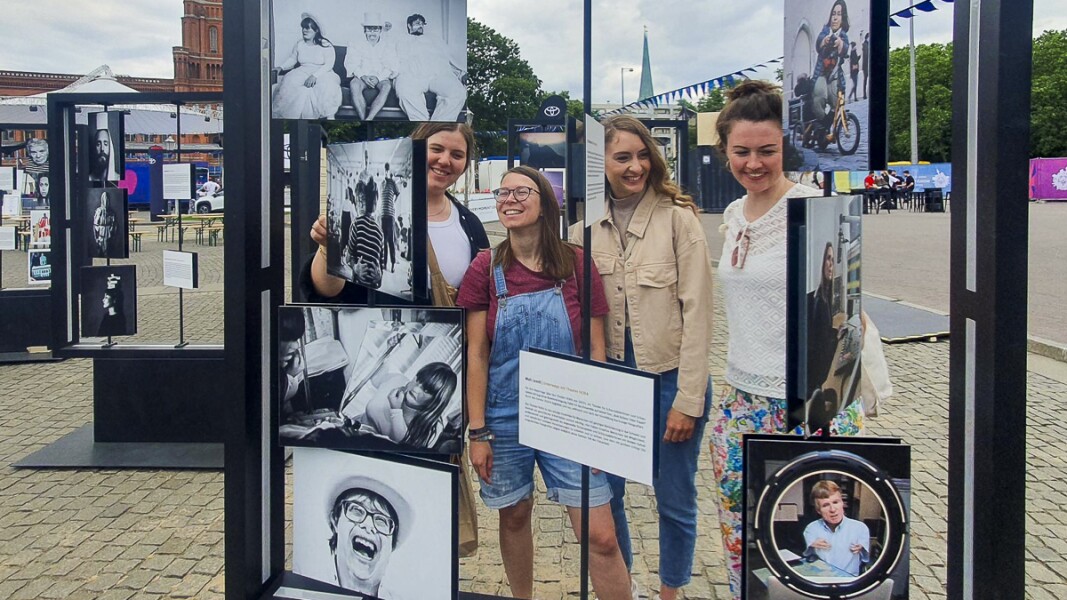 The photo shows young women. They are looking at a photo exhibition at the SO Festival. They are laughing and look very happy.