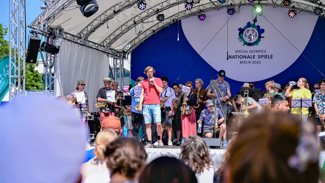 Das Foto zeigt die Kulturbühne beim Special Olympics Festival. Auf ihr ist eine Band.