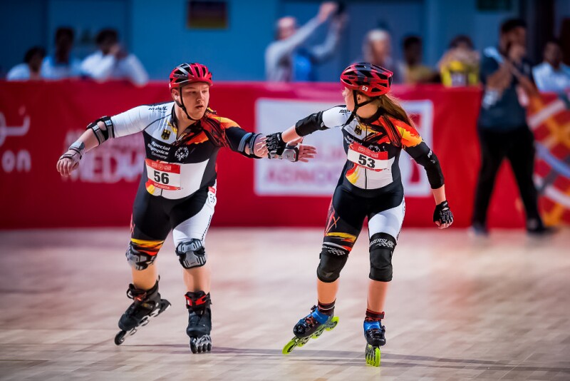 Das Foto zeigt einen Athlet und eine Athletin beim Roller Skating.