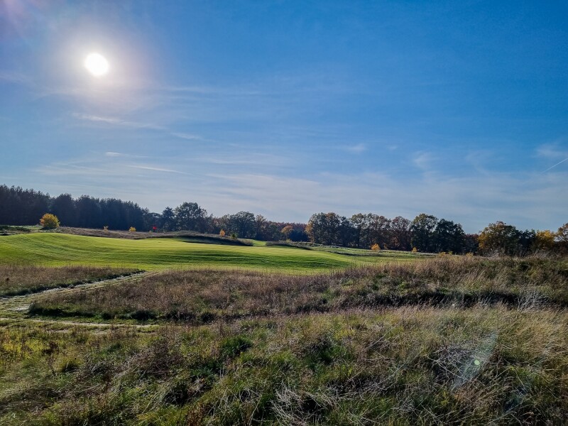 The photo shows the golf course in Bad Saarow.