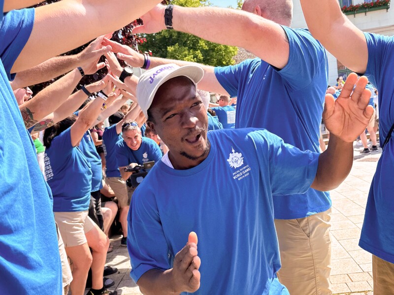Auf dem Foto sieht man einige Delegationsmitglieder aus Syrien, die während des Host Town Programs sichtlich Spaß miteinander haben.