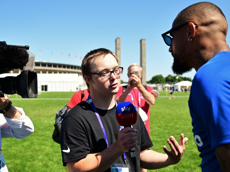 Das Foto zeigt Christian Pohler im Interview mit Kevin Prince-Boateng für die inklusive Redaktion.