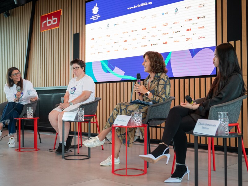 Auf dem Foto sieht man Daniela Ulbing, Juliana Rößler, Katrin Günther und Claudia Emmanuela Santoso