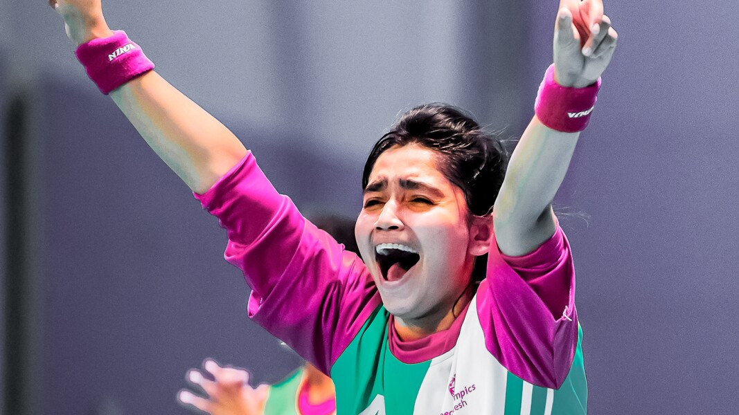 Das Foto zeigt eine Athletin aus Bangladesch beim Handball, die sich freut.