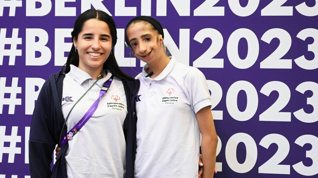 Auf dem Bild sieht man eine Junge Athletin mit ihrer Trainerin.