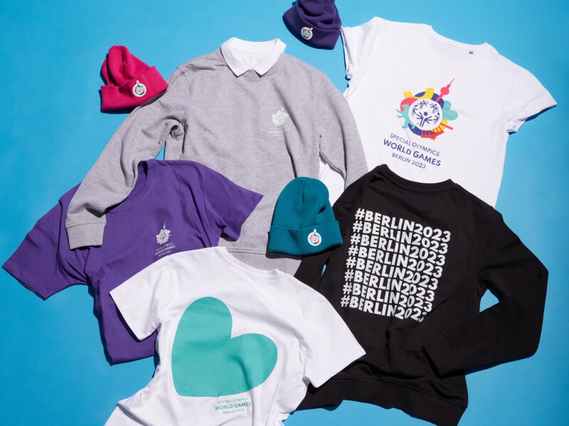 Das Foto zeigt viele verschiedene Merchandise-Produkte, die im Special Olympics Shop angeboten werden.