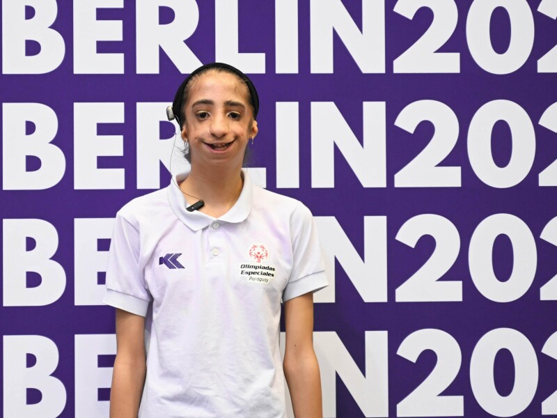 Auf dem Bild sieht man eine Junge Athletin der Rhythmischen Sportgymnastik.