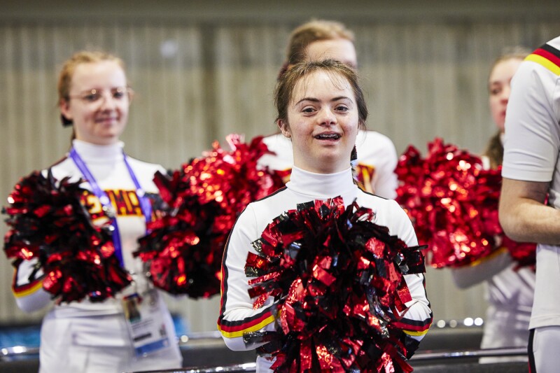 Das Foto zeigt junge Special Olympics Cheerleaderinnen mit ihren Pompoms. 