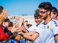 Das Foto zeigt das deutsche Fußball-Team. Es lässt sich von den Fans feiern und begrüßt diese mit Handschlag.