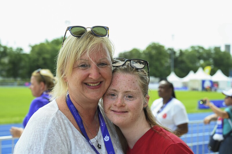 Das Foto zeigt Mutter Antje Röske mit ihrer Tochter Tamara, die als Athletin bei den Weltspielen in Berlin dabei ist. Die beiden halten sich im Arm und schauen glücklich in die Kamera.