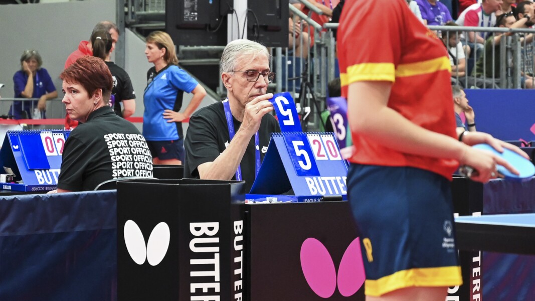 Beim Tischtennis ändert der Schiedrichter die Anzeige für das Ergebnis auf 5.