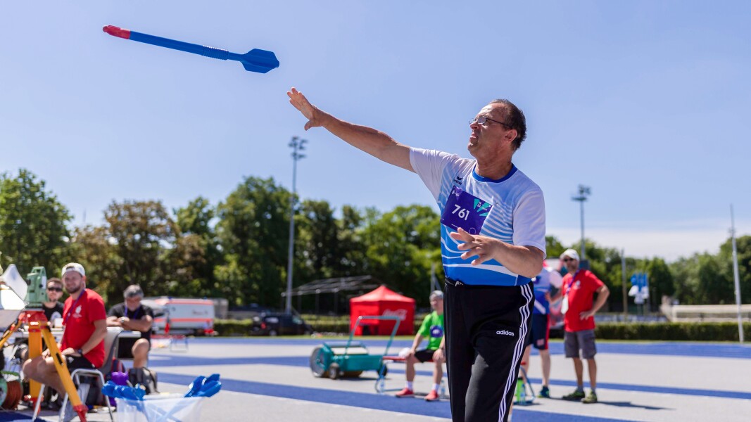 Auf dem Foto sieht man einen Athlet bei der Leichtathletik der gerade einen Speer wirft.