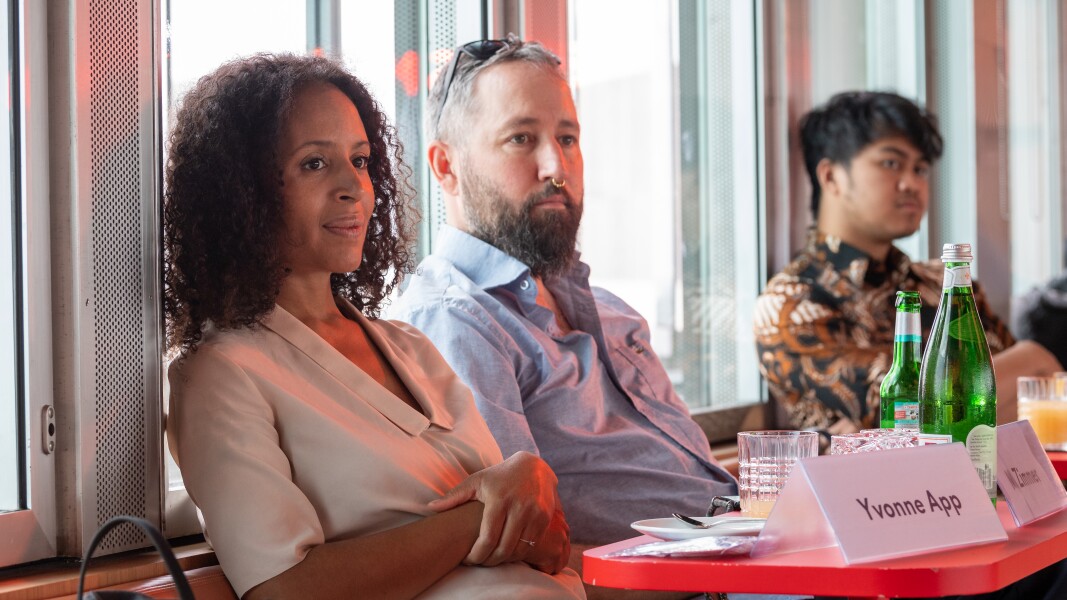 Das Foto zeigt die Produzenten Yvonne App und Michael Zimmer
