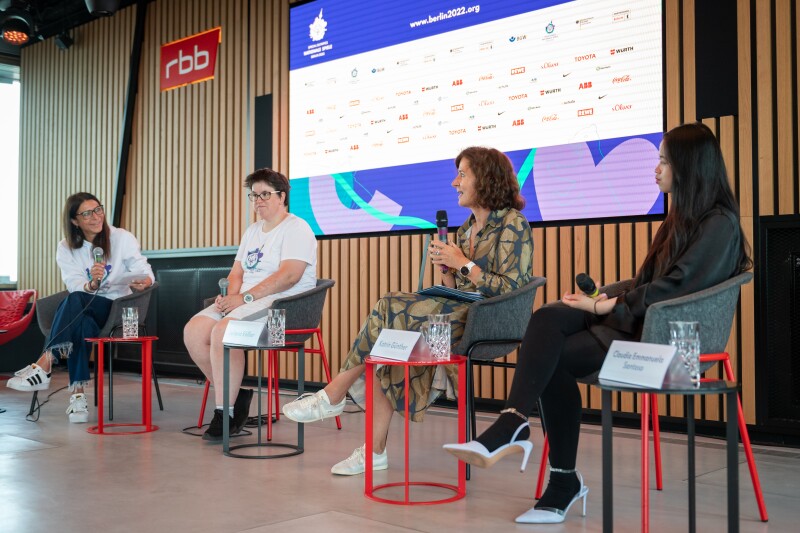 Auf dem Foto sieht man Daniela Ulbing, Juliana Rößler, Katrin Günther und Claudia Emmanuela Santoso